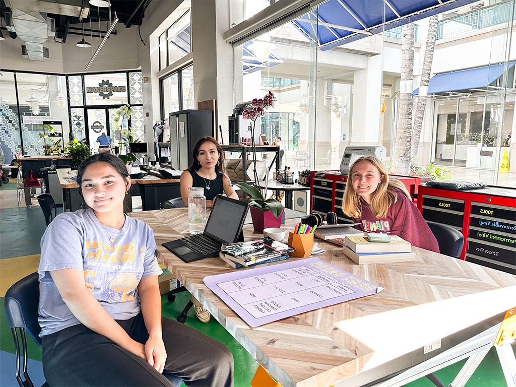 HPU学生在阿罗哈塔市场的新创客空间合作
